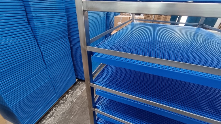 Acciaio inox per alimenti: caratteristiche, vantaggi e normative