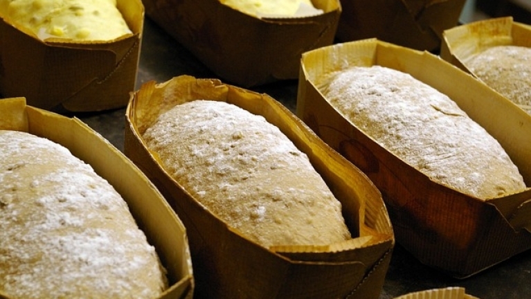 Come scegliere la superficie di lavoro adatta per panifici e pasticcerie